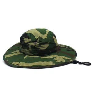 Dettaglio del cappello camouflage in ripstop con tesa larga e cinturino sottogola