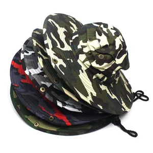 Dettaglio di cappelli mimetici con fori di ventilazione in metallo e cordino antivento