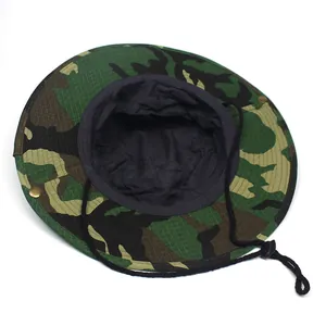 Vista dettagliata dell'interno del cappello mimetico con fodera nera e cordino regolabile