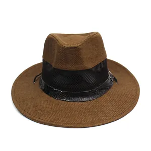 Dettaglio di cappello fedora marrone con rete traspirante e fibbia della cintura in pelle