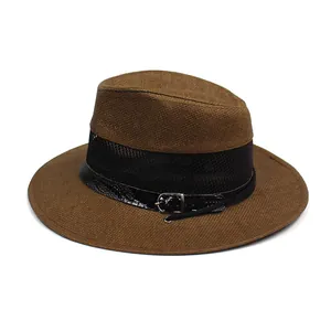 Dettaglio del cappello da sole con rete traspirante e cinturino in ecopelle marrone