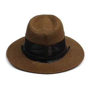 Dettaglio di un cappello di paglia marrone da uomo con mesh traspirante e cinturino