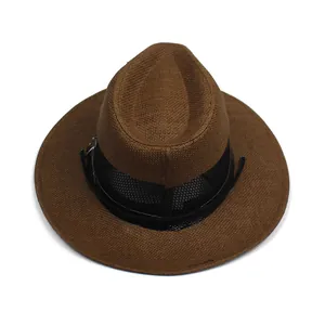 Dettaglio cappello in paglia intrecciata marrone con rete traspirante e cinturino in pelle