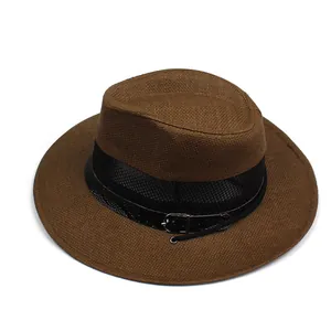 Dettaglio di un cappello di paglia marrone con fascia a rete traspirante e cinturino in pelle