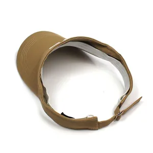 Détail de la sangle réglable et de la boucle en métal sur la visière en coton marron