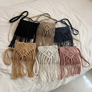 Dettaglio borse bohémien in macramè in sei colori con lunghe nappe decorative