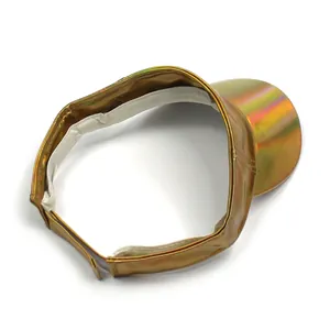 Detalle macro de visera de PU dorado holográfico con cierre de velcro ajustable y forro