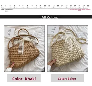 Détail des sacs à main en paille tressée kaki et beige avec des nœuds en dentelle
