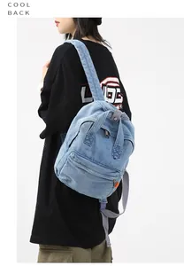 Detailansicht des hellblauen Denim-Rucksacks mit Stoffstruktur und Reißverschlüssen