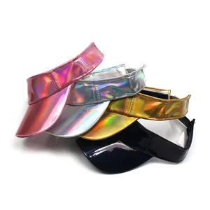 Detalle de cuatro viseras holográficas y metálicas en rosa, plata, oro y negro con brillo