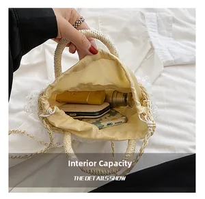 Vue détaillée du sac seau en paille avec grande capacité et bordure dentelle