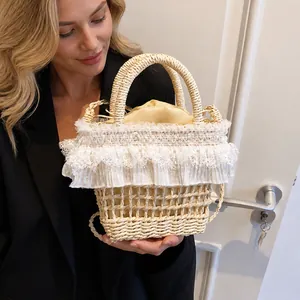 Détail d'un sac seau en paille fait main avec dentelle élégante et doublure à cordon