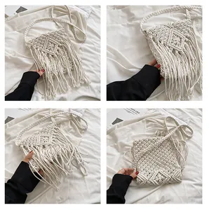 Dettaglio ravvicinato della trama macramè bianca fatta a mano e delle nappe boho sulla borsa