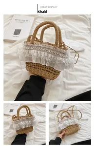 Détail du sac seau en paille kaki avec bordure en dentelle blanche et cordon de serrage