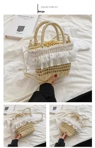 Détail du sac seau en paille beige avec bordure en dentelle blanche et doublure à cordon