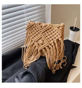 Dettaglio della borsa bohémien in cotone intrecciato con nappe lunghe e motivi geometrici
