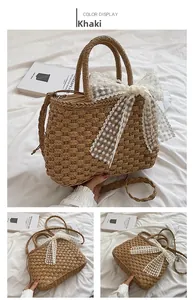 Détail du sac en paille tressée kaki avec texture épaisse et nœud en dentelle blanche