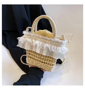Détail du sac seau en paille avec dentelle double couche élégante et doublure à cordon
