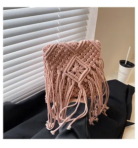 Dettaglio della borsa rosa in corda di cotone intrecciata con frange bohémien