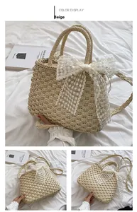 Détails du sac à main en paille beige orné d'un grand nœud en dentelle blanche et bandoulière