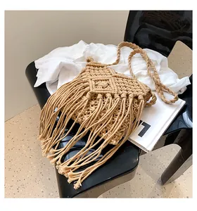 Dettaglio della borsa a tracolla boho in cotone intrecciato con motivi e lunghe frange