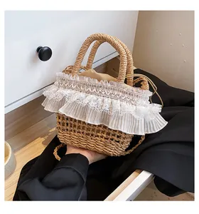 Détail du sac en paille fait main avec dentelle élégante et doublure à cordon