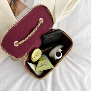 Vue intérieure du sac tressé carré montrant la capacité pour téléphone et cosmétiques