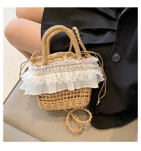 Détail du sac en paille avec bordure en dentelle blanche et doublure à cordon de serrage