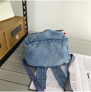 Detailansicht der Rückseite eines hellblauen Denim-Rucksacks mit weichen Stoffgurten