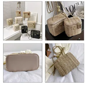 Détail de mini sacs boîte en paille tressée avec double zip et bandoulière chaîne