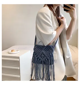 Dettaglio borsa blu in corda di cotone intrecciata con motivo boho a rombi e frange