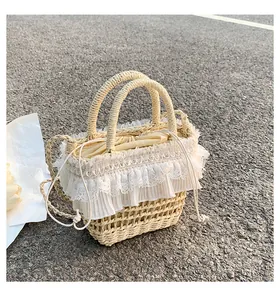 Détail du sac en paille tissée avec dentelle délicate et doublure à cordon de serrage