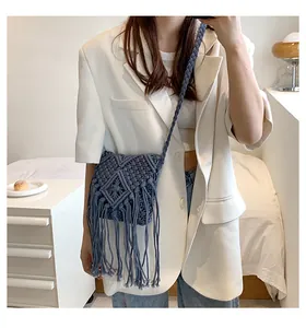 Dettaglio borsa bohémien in cotone intrecciato blu con frange e tracolla a treccia