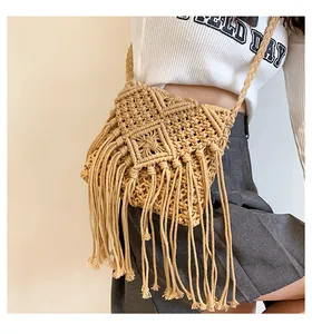 Dettaglio borsa bohemian macramé con nodi fatti a mano e lunghe nappe decorative