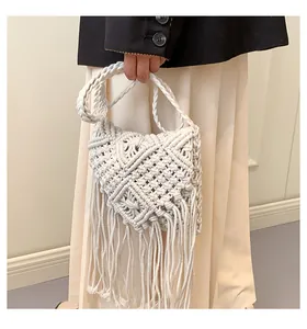 Dettaglio della borsa macramè bianca boho con nodi artigianali e lunghe frange in cotone