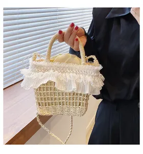 Détail du sac seau en paille avec bordure en dentelle blanche et doublure à cordon