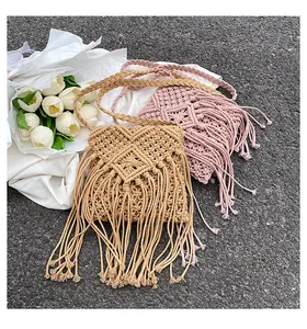 Dettaglio di borse bohémien intrecciate a mano in kaki e rosa con accenti di frange