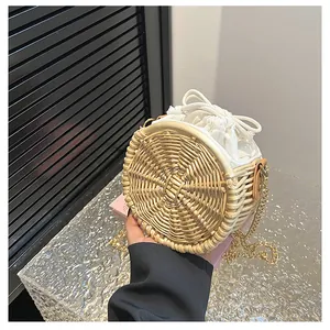 Detail van een geweven strozak met witte canvas voering met trekkoord en gouden ketting