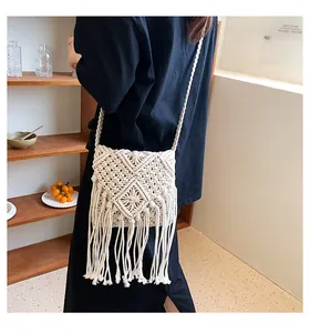 Dettaglio borsa macramè bohémien con motivi geometrici e lunghe frange nappe