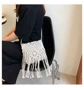 Dettaglio borsa in cotone macramè con trama a diamante e lunghe nappe decorative