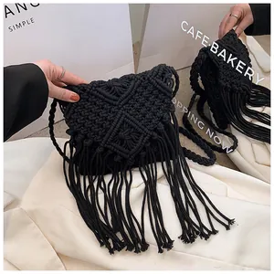Dettaglio borsa macramè nera fatta a mano con lunghe frange e tracolla in tessuto intrecciato