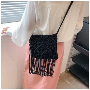 Dettaglio borsa a tracolla nera in corda intrecciata con lunghe nappe bohémien