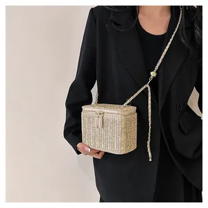 Détail du sac boîte en paille tissée avec double fermeture éclair et chaîne