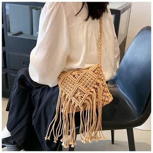 Dettaglio borsa bohémien in cotone intrecciato con nappe e trama a rombi fatta a mano