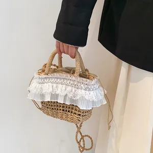 Sac seau en paille fait main avec dentelle blanche et cordon pour les vacances d'été