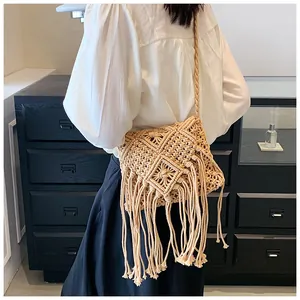Dettaglio della borsa bohémien in cotone intrecciato a mano con frange e trama geometrica