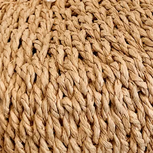 Detail der aufwendig handgewebten Strohtextur und khakifarbenen Fasermuster der Tasche