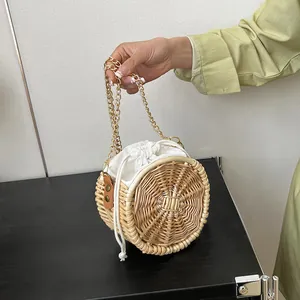 Handgeweven ronde rieten tas met parelketting en witte canvas binnenvoering