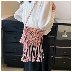 Dettaglio della trama in corda di cotone rosa intrecciata a mano con lunghe nappe boho