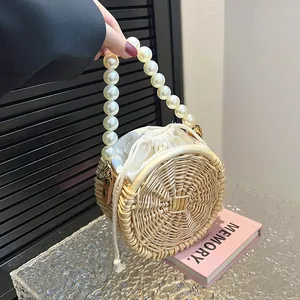 Handgeweven ronde strooien tas met elegant parelhandvat en canvas binnentasje